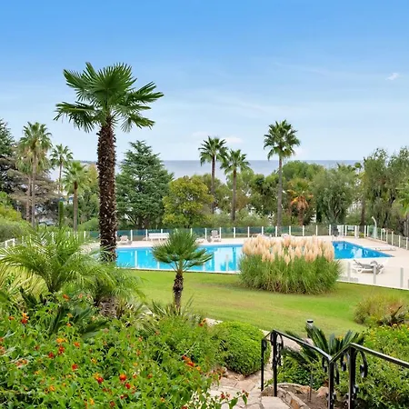Le Capucine : Piscine & Tennis
